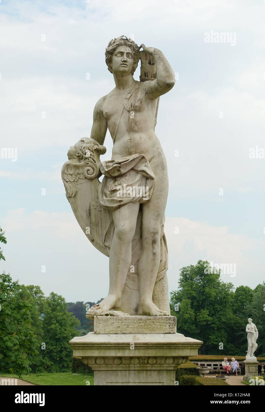 Statue d'Apollon, attribuée à un sculpteur italien inconnu, datant de la période 1700-1800. Il est exposé au Waddesdon Manor dans le Buckinghamshire, en Angleterre, soulignant les influences de l'art classique. Banque D'Images