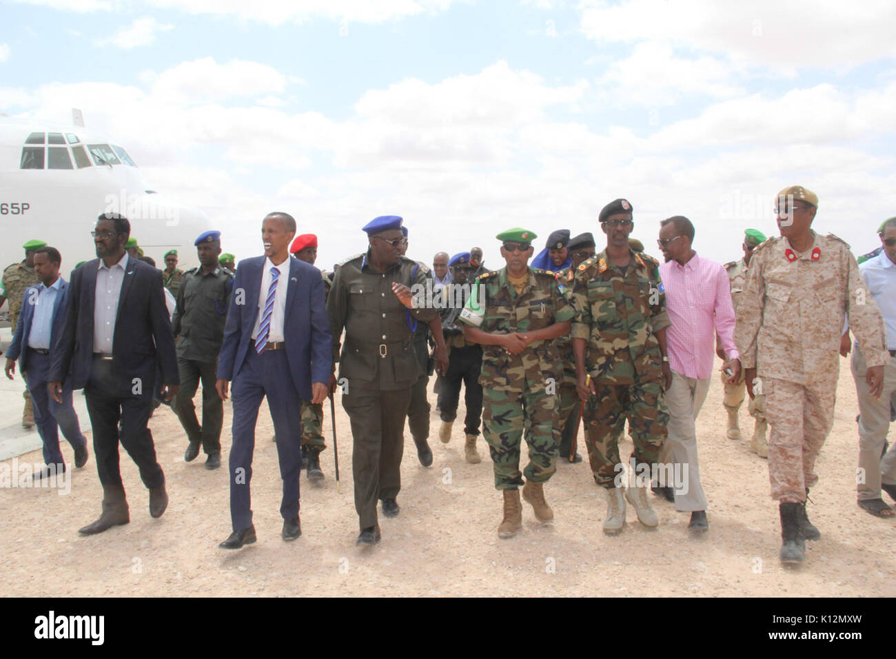 Le commandant de la Force de l'AMISOM, le général Osman Nour Soubagleh (quatrième à partir de la droite), l'armée nationale somalienne Sous-chef des Forces de défense, le général de division, Ali Bashi, (troisième à partir de la droite), le corps de police fédéral (30179657482) Banque D'Images