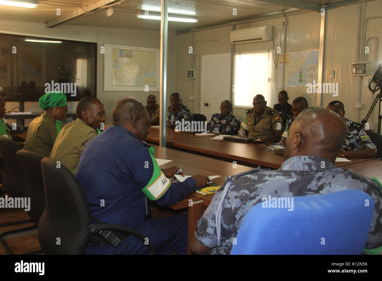 Les agents de police de l'AMISOM pour assister à une réunion d'information avant leur déploiement dans Adaado et Jowhar pour sécuriser le processus électoral. La réunion a eu lieu à Mogadiscio, le 22 octobre 2016. Photo de l'AMISOM. (30506280955) Banque D'Images