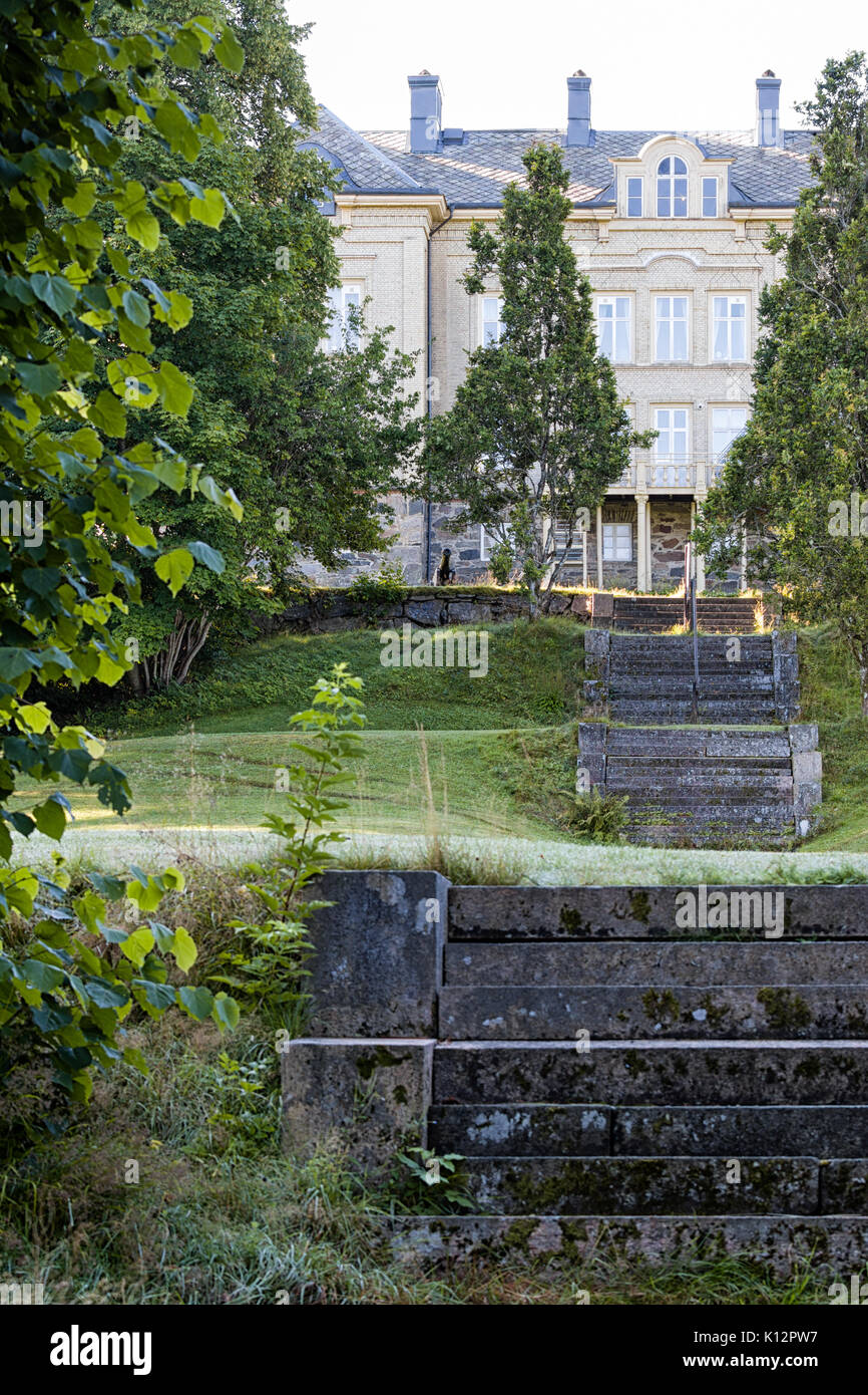 Étapes menant à travers le jardin à l'arrière vue extérieure de Floda Säteri construit en 1863, l'accueil de l'école Montessori local Floda, Suède, Europe Communiqué de modèle : N° des biens : Non. Banque D'Images