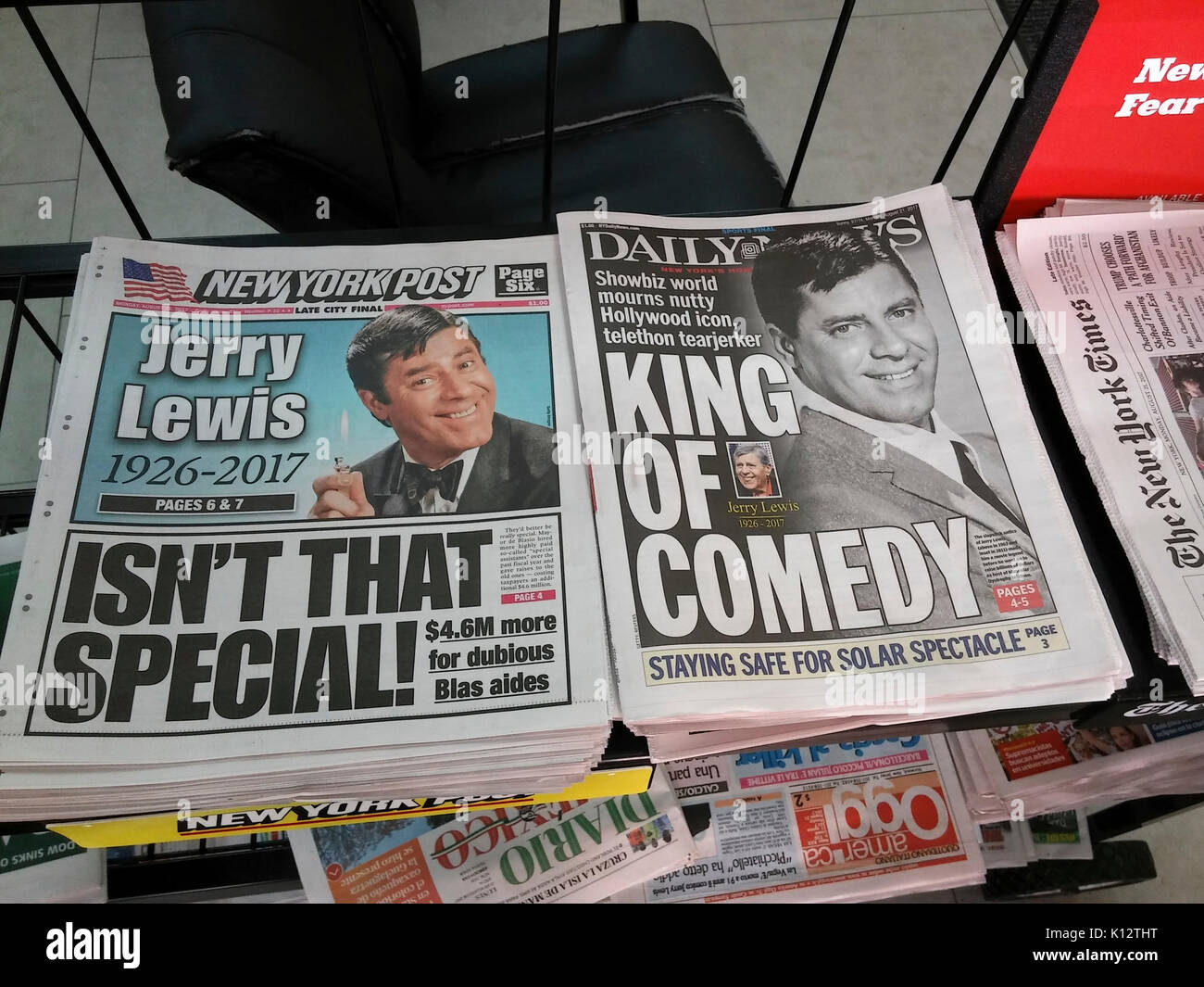 Pages avant et titres des journaux de New York le lundi 21 août, 2017 rapport sur la mort des jours précédents comédien Jerry Lewis à Las Vegas, NV à l'âge de 91 ans. (© Richard B. Levine) Banque D'Images