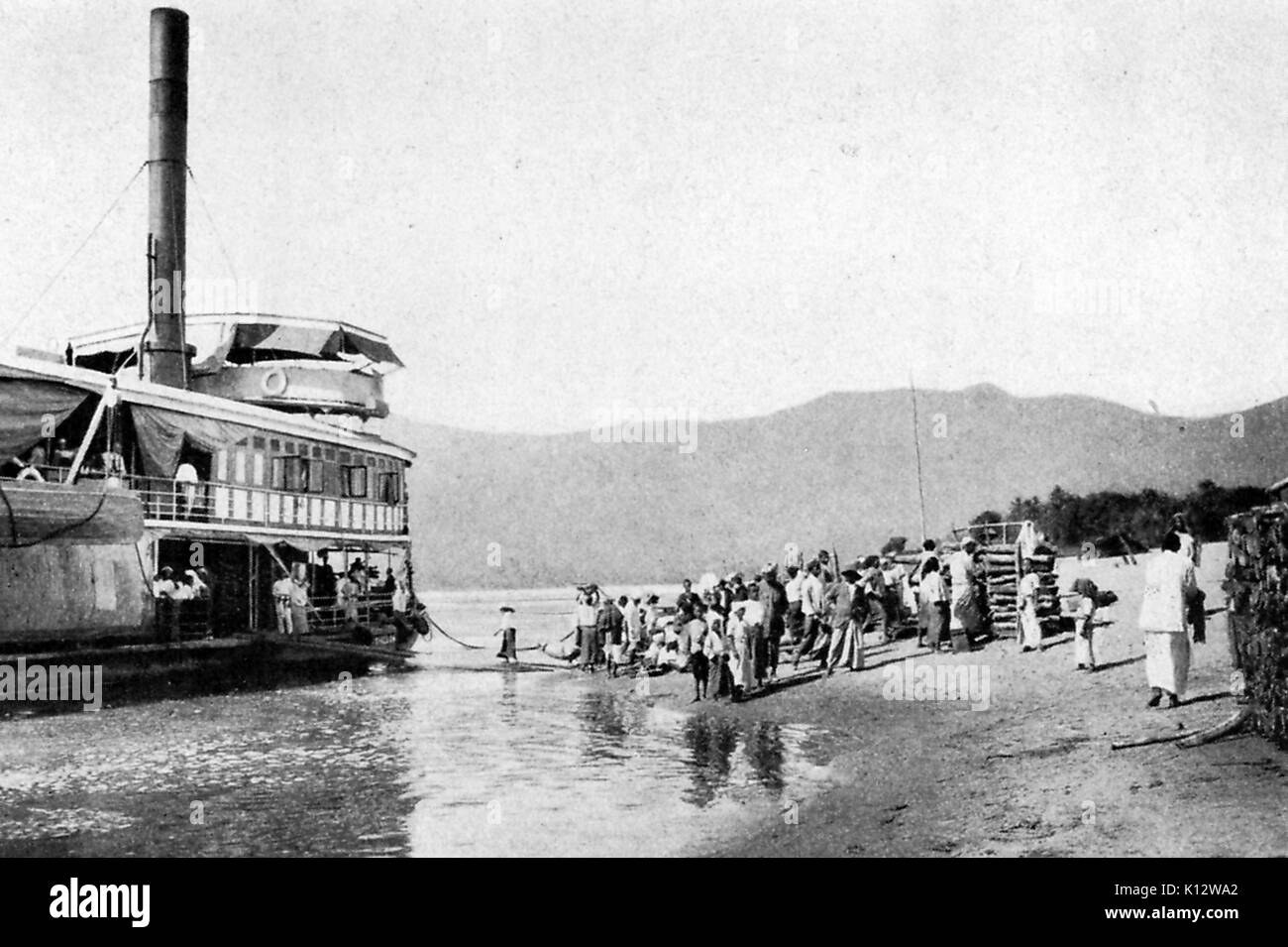 Stern wheeler river boat en tenant sur les passagers sur la partie supérieure de la rivière Chindwin, Myanmar (Birmanie), 1922. Banque D'Images