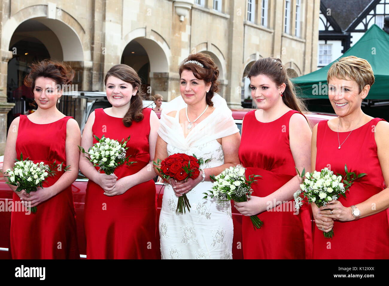 Les photographies de mariage, des couples se marier et célébrer avec leur famille et amis. Banque D'Images