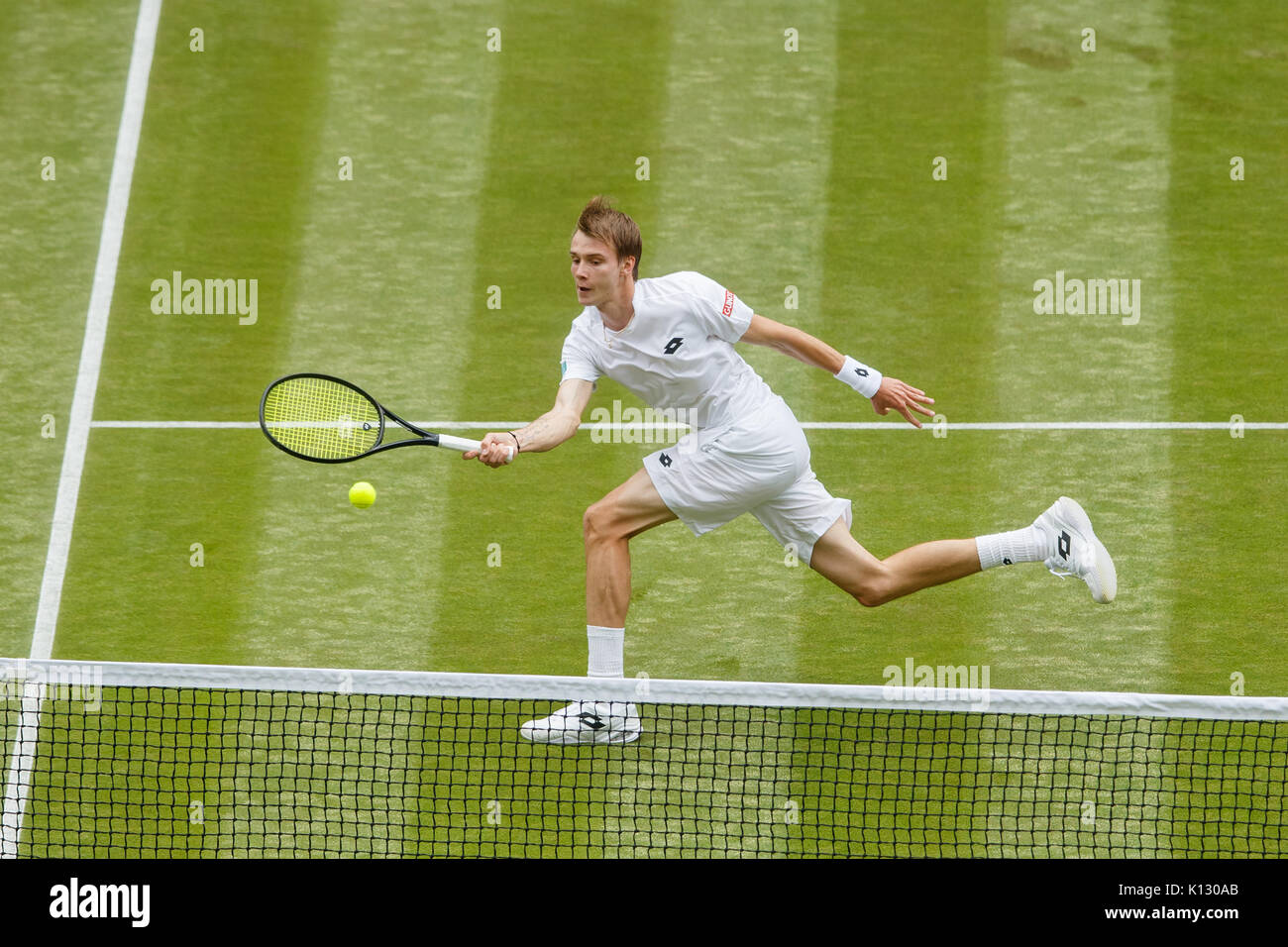 Alexander Bublik en action contre Andy Murray au 1er tour du simple messieurs - Wimbledon 2017 Banque D'Images