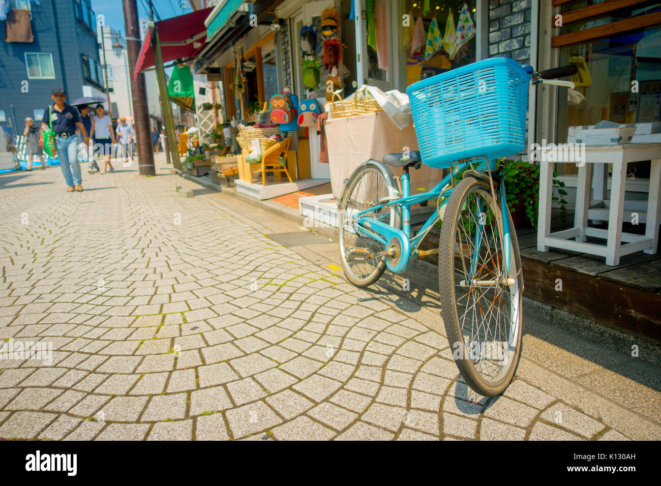 TOKYO, JAPON - 28 juin 2017 : vieux vélos rouillés dans Komachi-dori, dans la région de Kamakura au Japon Tokyo, une rue élégante dans l'ancienne ville de Kamakura avec restaurants et magasins à la mode Historique Banque D'Images