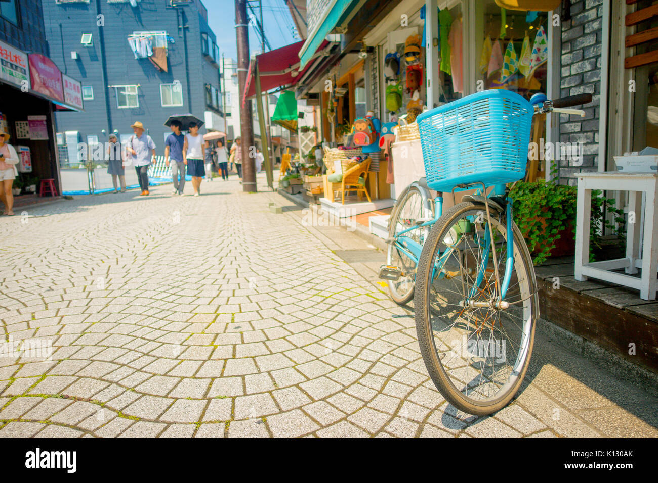 TOKYO, JAPON - 28 juin 2017 : vieux vélos rouillés dans Komachi-dori, dans la région de Kamakura au Japon Tokyo, une rue élégante dans l'ancienne ville de Kamakura avec restaurants et magasins à la mode Historique Banque D'Images