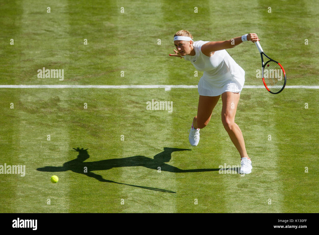 Petra Kvitova en action contre Johanna Larsson au Ladies' Singles - 1er tour de Wimbledon 2017 Banque D'Images