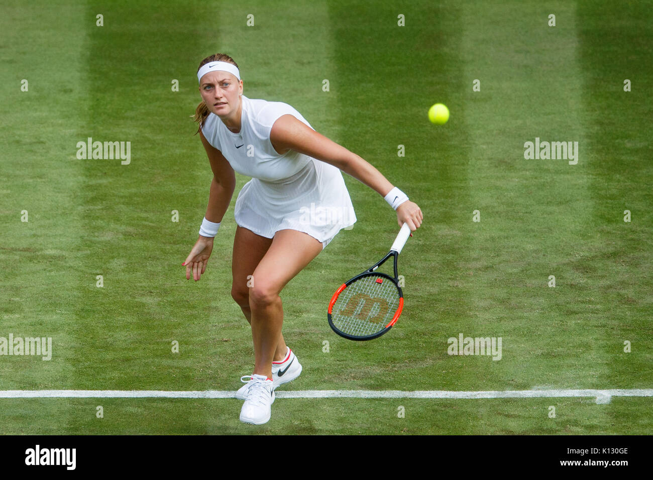 Petra Kvitova en action contre Johanna Larsson au Ladies' Singles - 1er tour de Wimbledon 2017 Banque D'Images