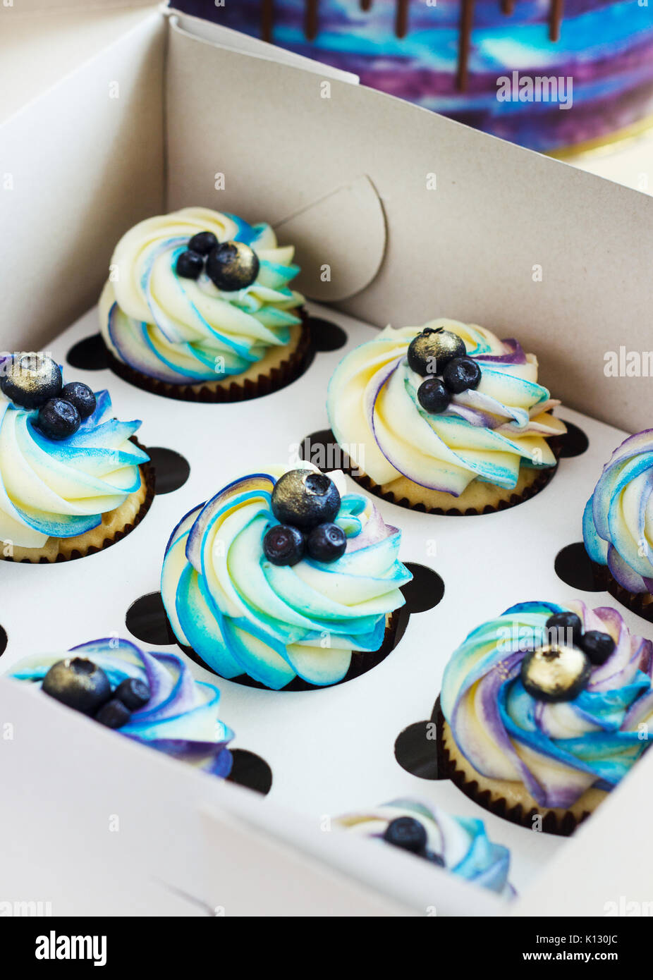 Cupcake doux avec de la crème et les baies dans la boîte. Banque D'Images