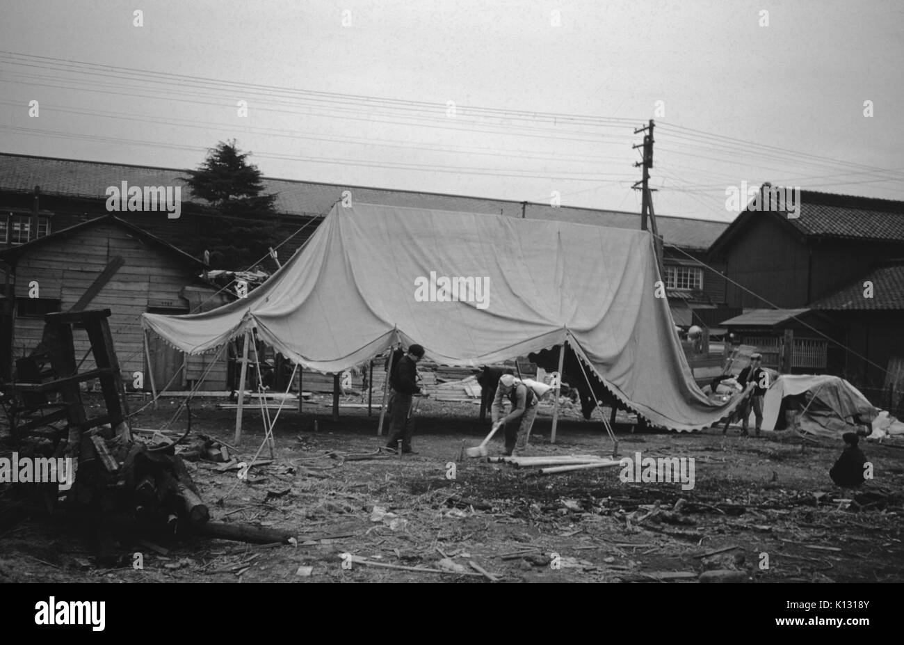 Les ouvriers japonais ériger un chapiteau, Japon, 1952. Banque D'Images