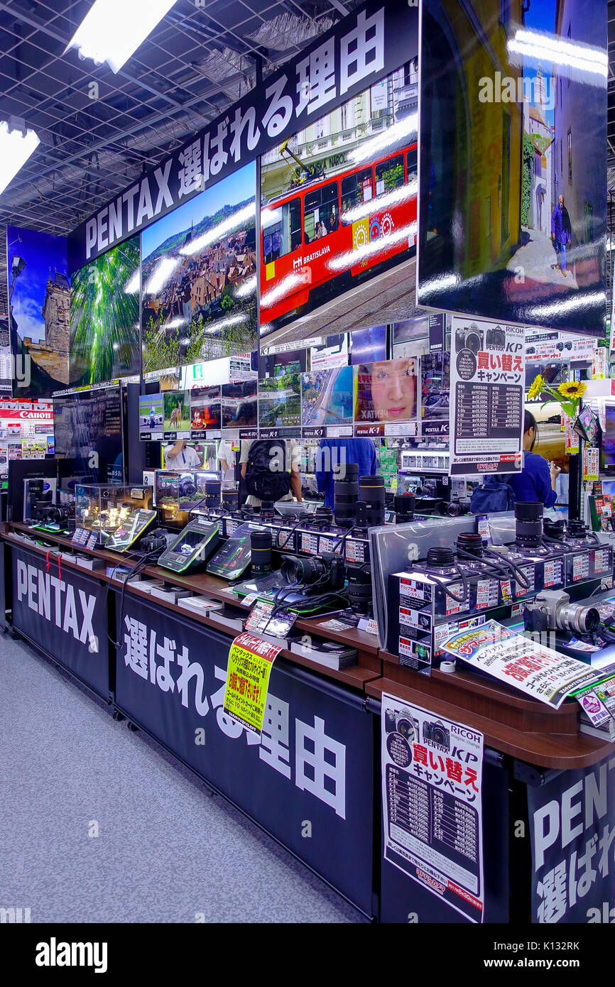 TOKYO, JAPON - 28 juin 2017 : des caméras et objectifs à l'intérieur du magasin Yodobashi Camera. Yodobashi Camera est une chaîne de magasins vendant des produits électroniques principalement avec 21 magasins au Japon Banque D'Images