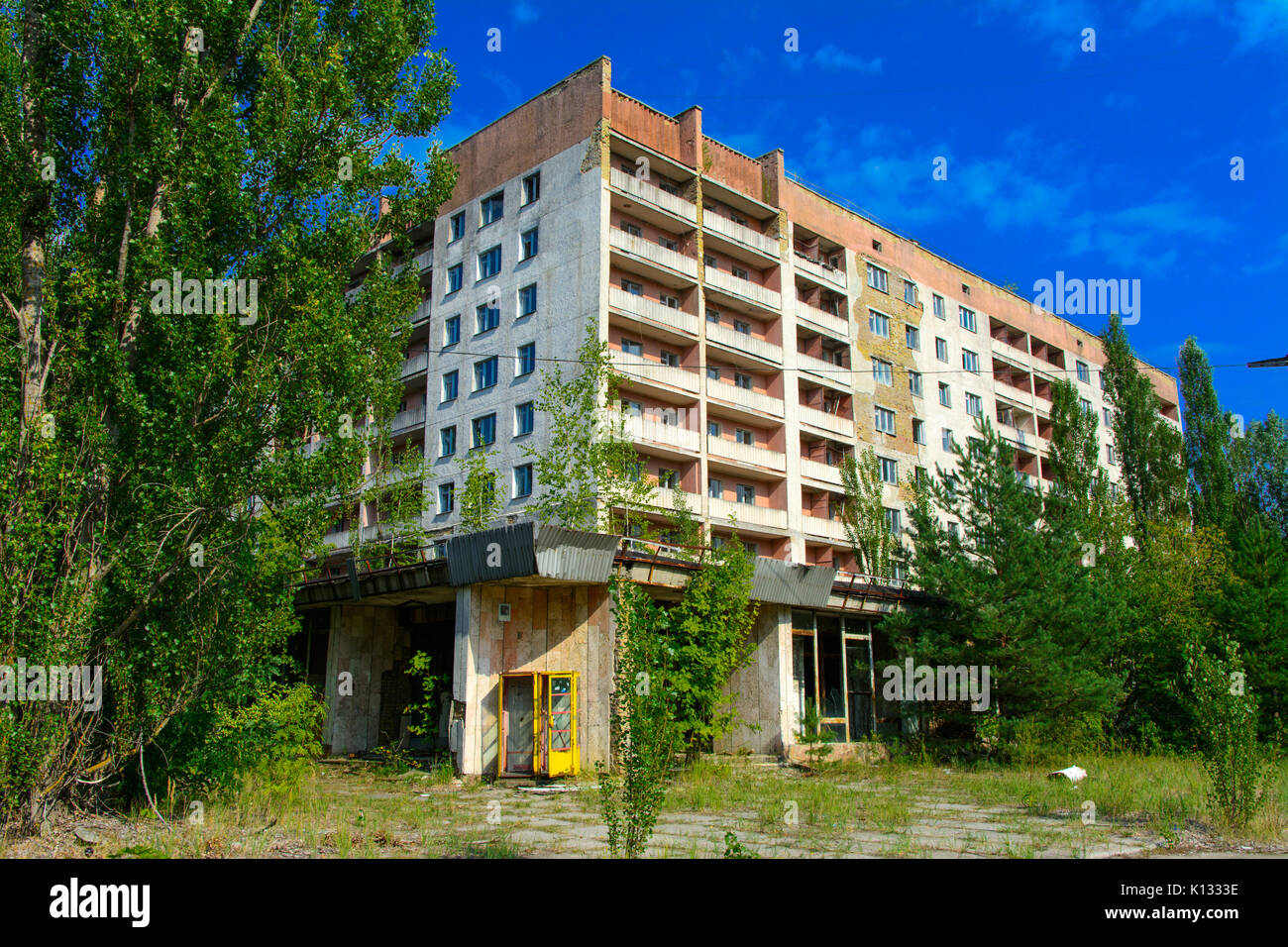 L'abandon des immeubles de grande hauteur dans une zone radioactive morts. Le pillage et le vandalisme. Conséquences de la catastrophe nucléaire de Tchernobyl, août 2017. Banque D'Images