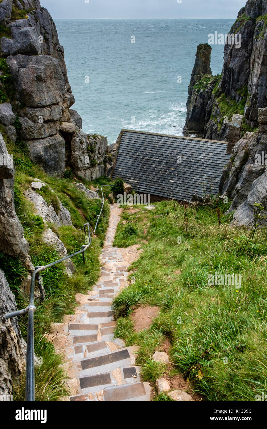 La Chapelle St Govan, près de Castlemartin, Pembrokeshire, Pays de Galles, Royaume-Uni Banque D'Images