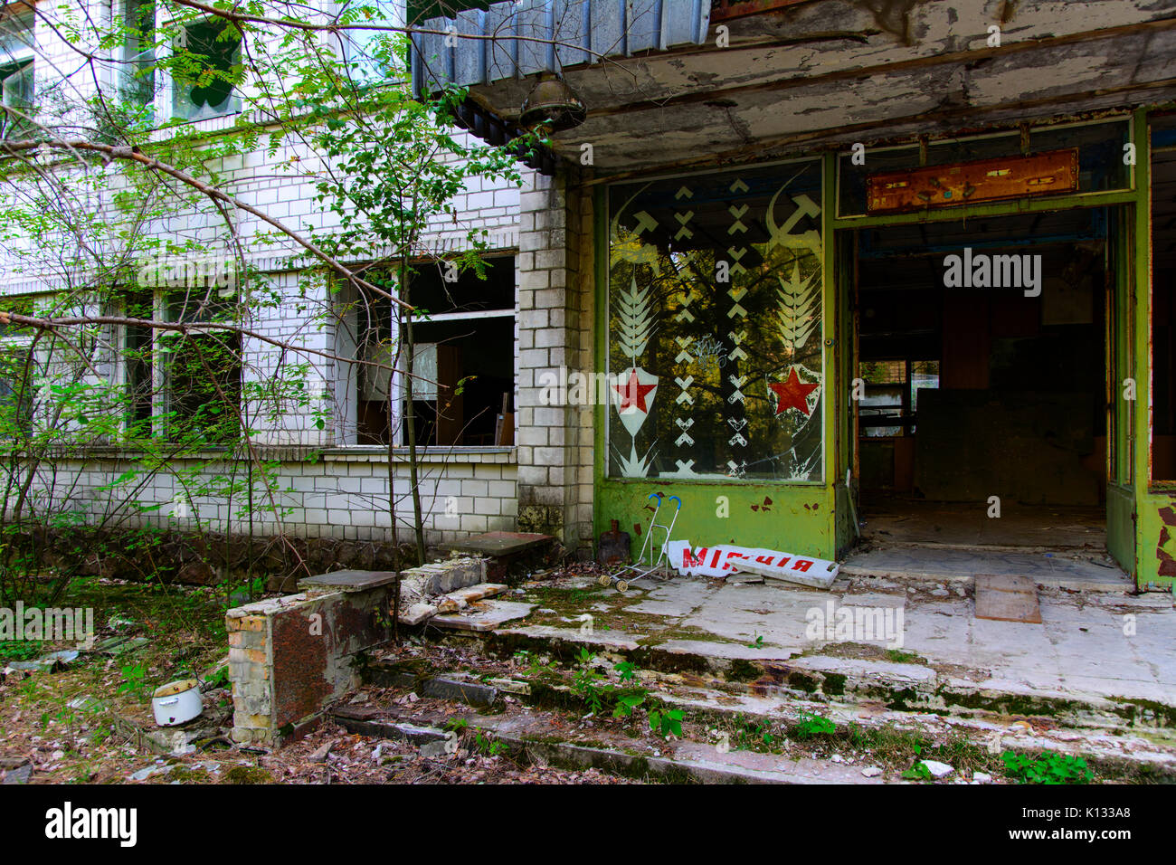 L'abandon des immeubles de grande hauteur dans une zone radioactive morts. Le pillage et le vandalisme. Conséquences de la catastrophe nucléaire de Tchernobyl, août 2017. Banque D'Images