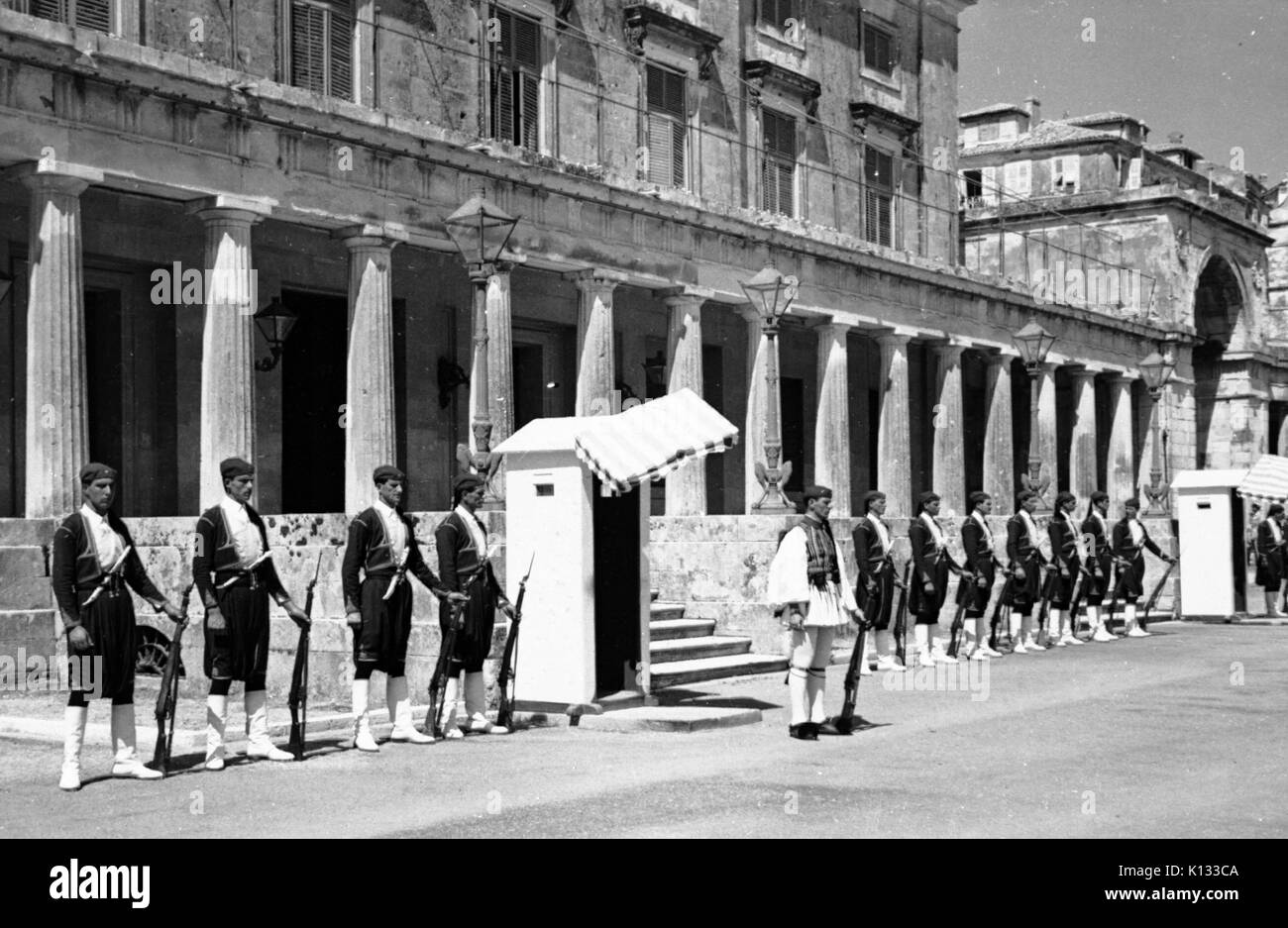 Debout à la garde et à l'extérieur des fusils attenion holding Kings Palace, Grèce, 1967. Banque D'Images