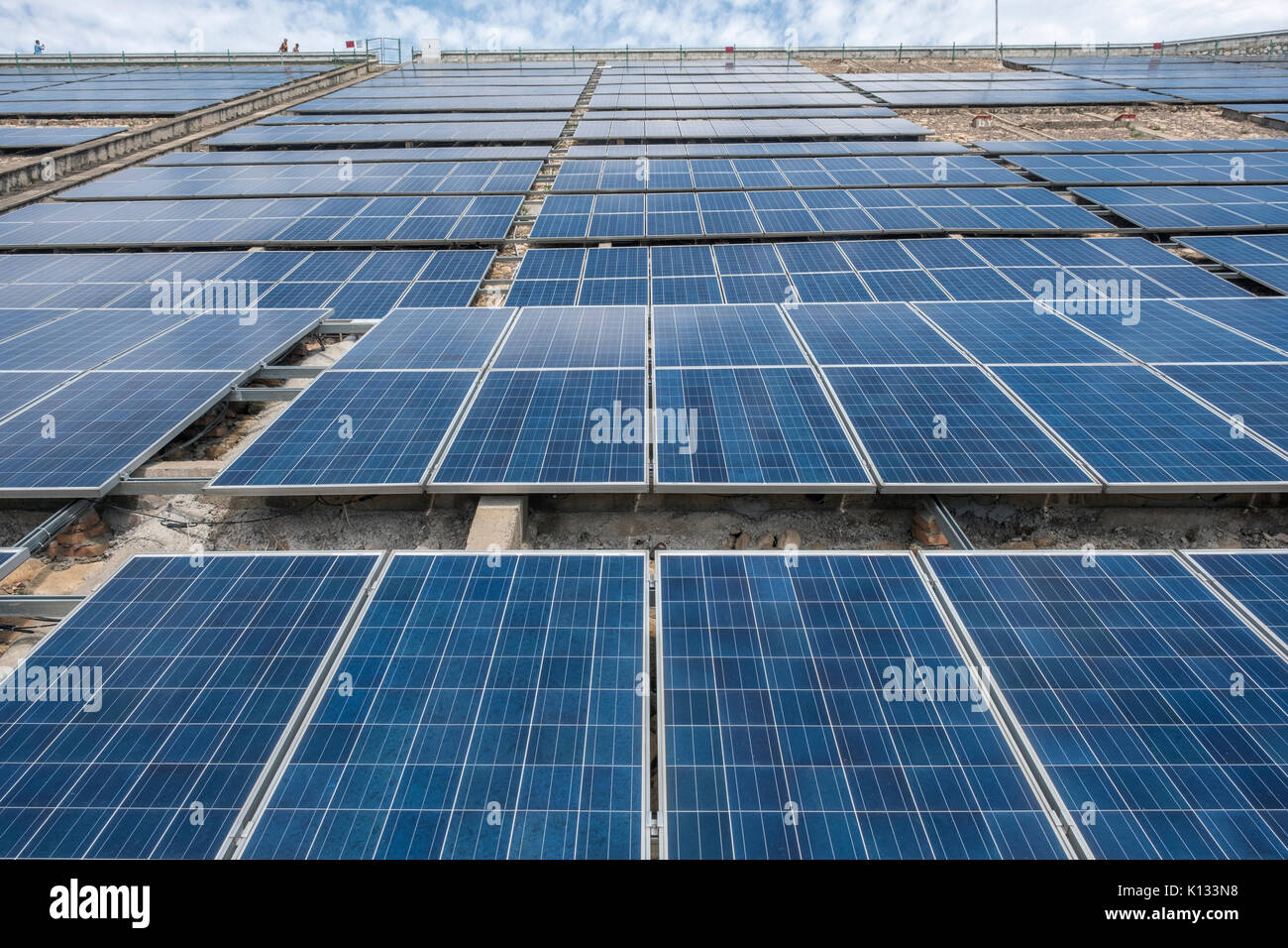 Des panneaux solaires photovoltaïques sur le barrage de Yanqi Lake à Huairou, Beijing, Chine. 24-Aug-2017 Banque D'Images