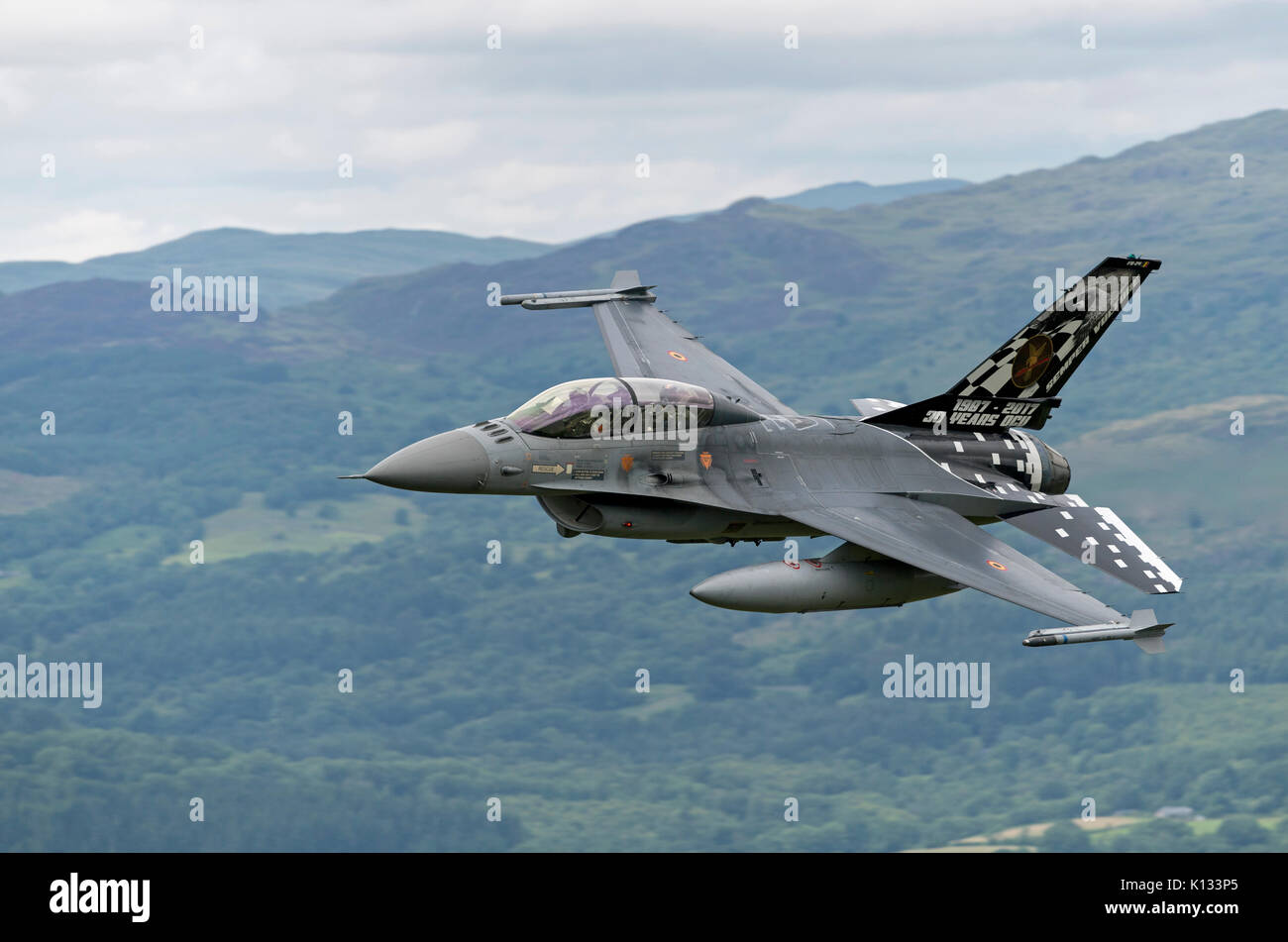 La Force aérienne belge, F-16B Vautour Semper, faible niveau au Pays de Galles, la ZPH Boucle Mach7. Le vautour Semper queue spécial régime est de fêter les 30 ans de l'être Banque D'Images