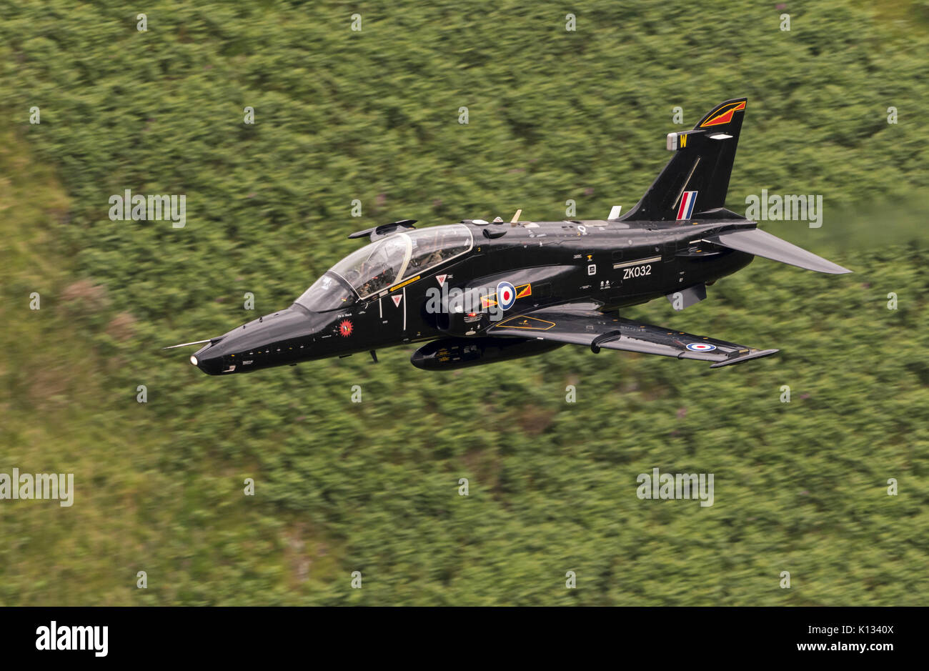 RAF Hawk T2 avion sur une formation de bas niveau dans la région de Snowdonia sortie de galles, MCL7 Mach Loop Banque D'Images