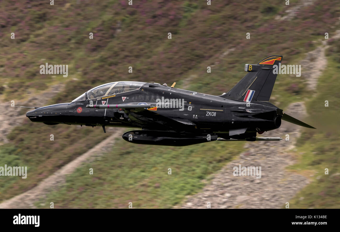 RAF Hawk T2 avion sur une formation de bas niveau dans la région de Snowdonia sortie de galles, MCL7 Mach Loop Banque D'Images