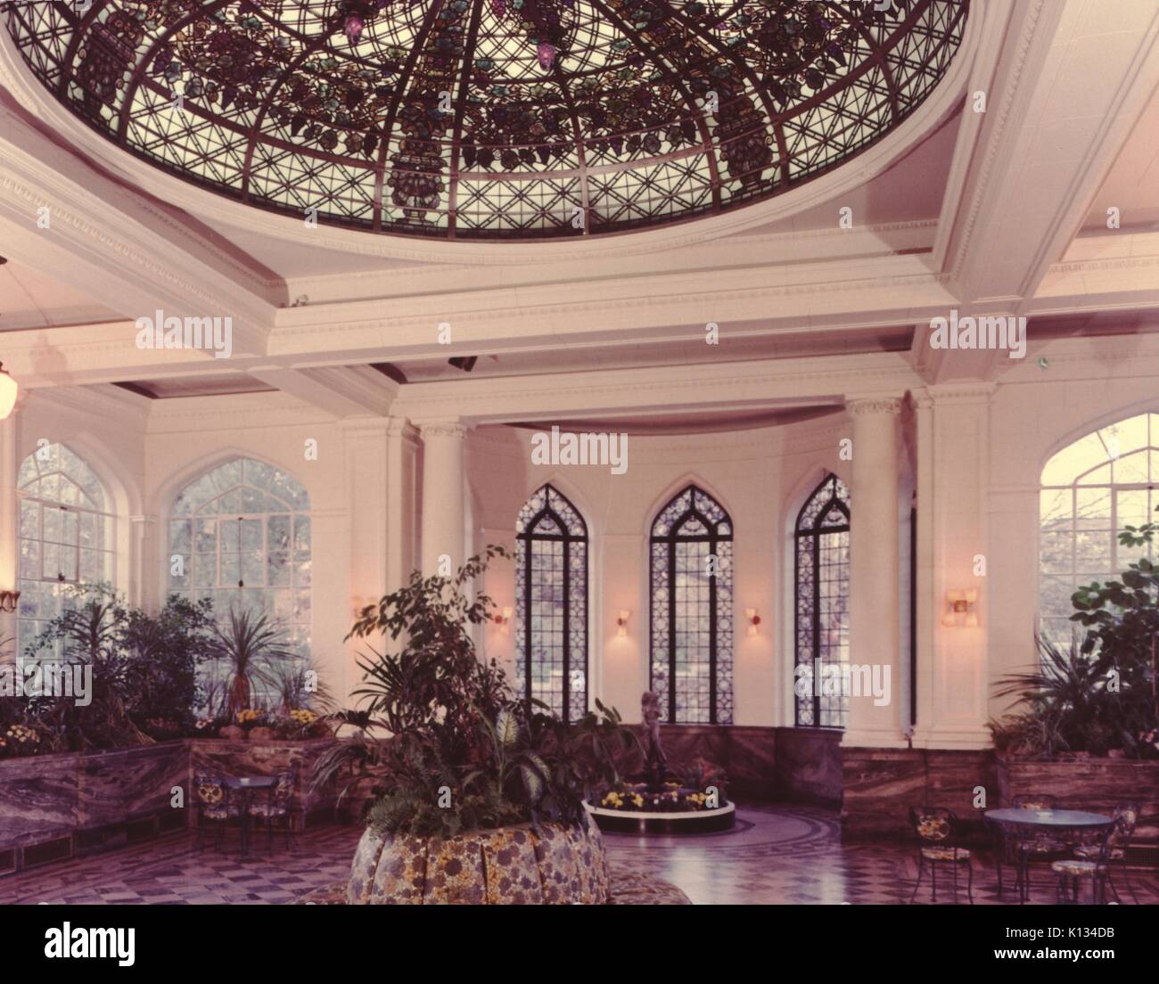 Veranda Avec Fleurs Et Plafond De Verre Bombe A La Casa