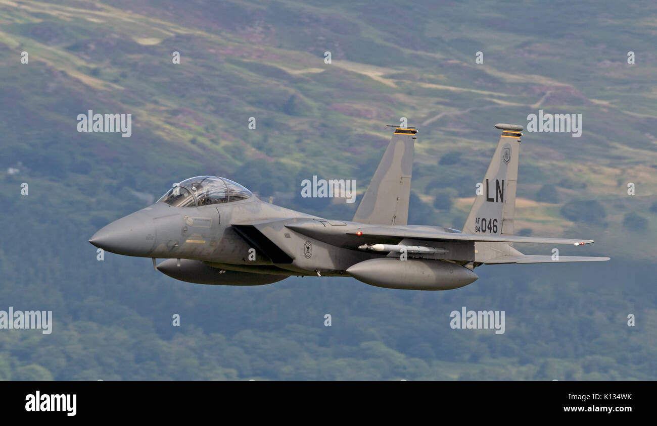 F-15C Eagle des avions de la RAF Lakenheath sur un vol d'entraînement à basse altitude dans la boucle de Mach, MCL7 salon de Snowdonia Banque D'Images