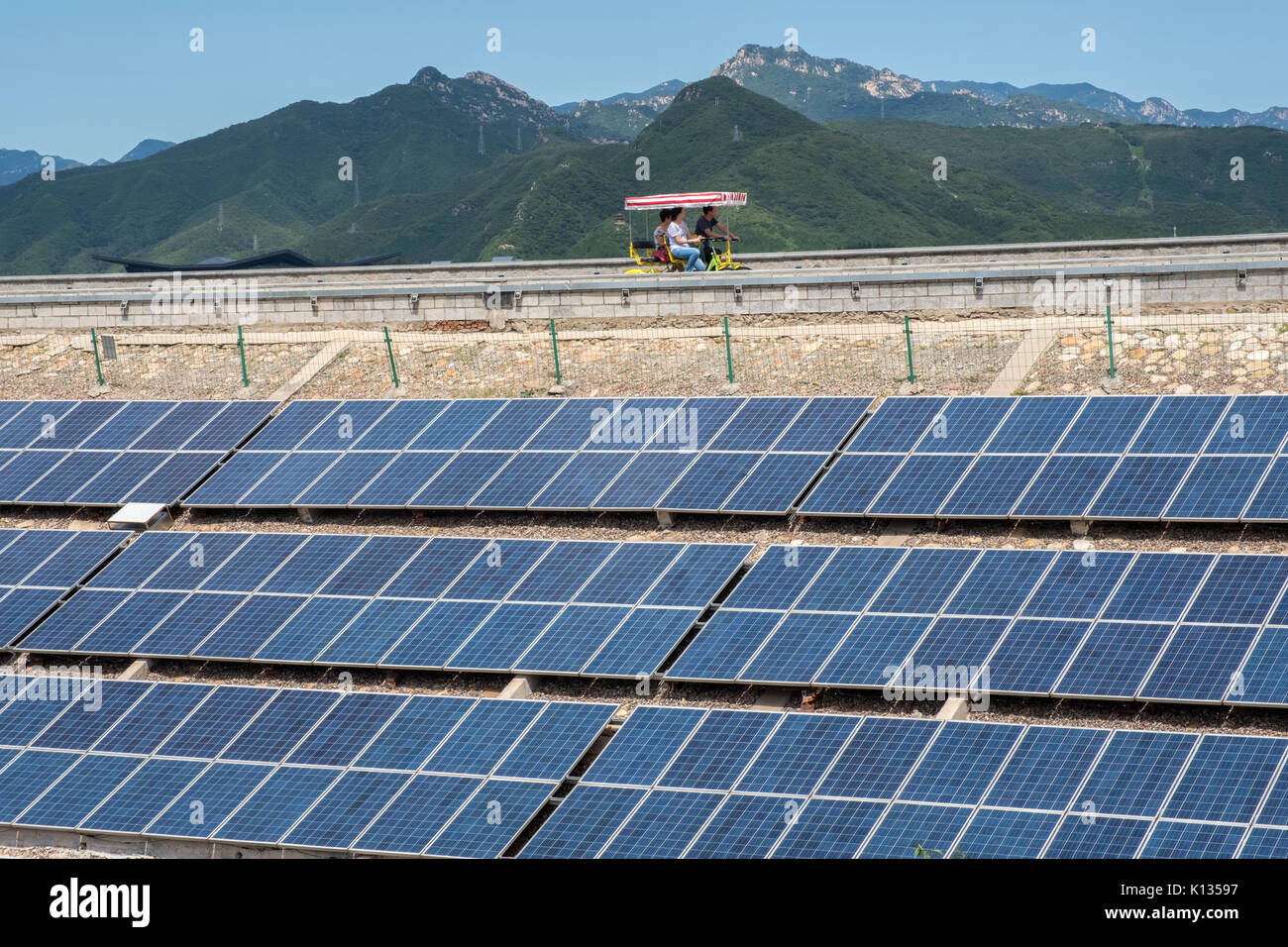 Des panneaux solaires photovoltaïques sur le barrage de Yanqi Lake à Huairou, Beijing, Chine. 24-Aug-2017 Banque D'Images