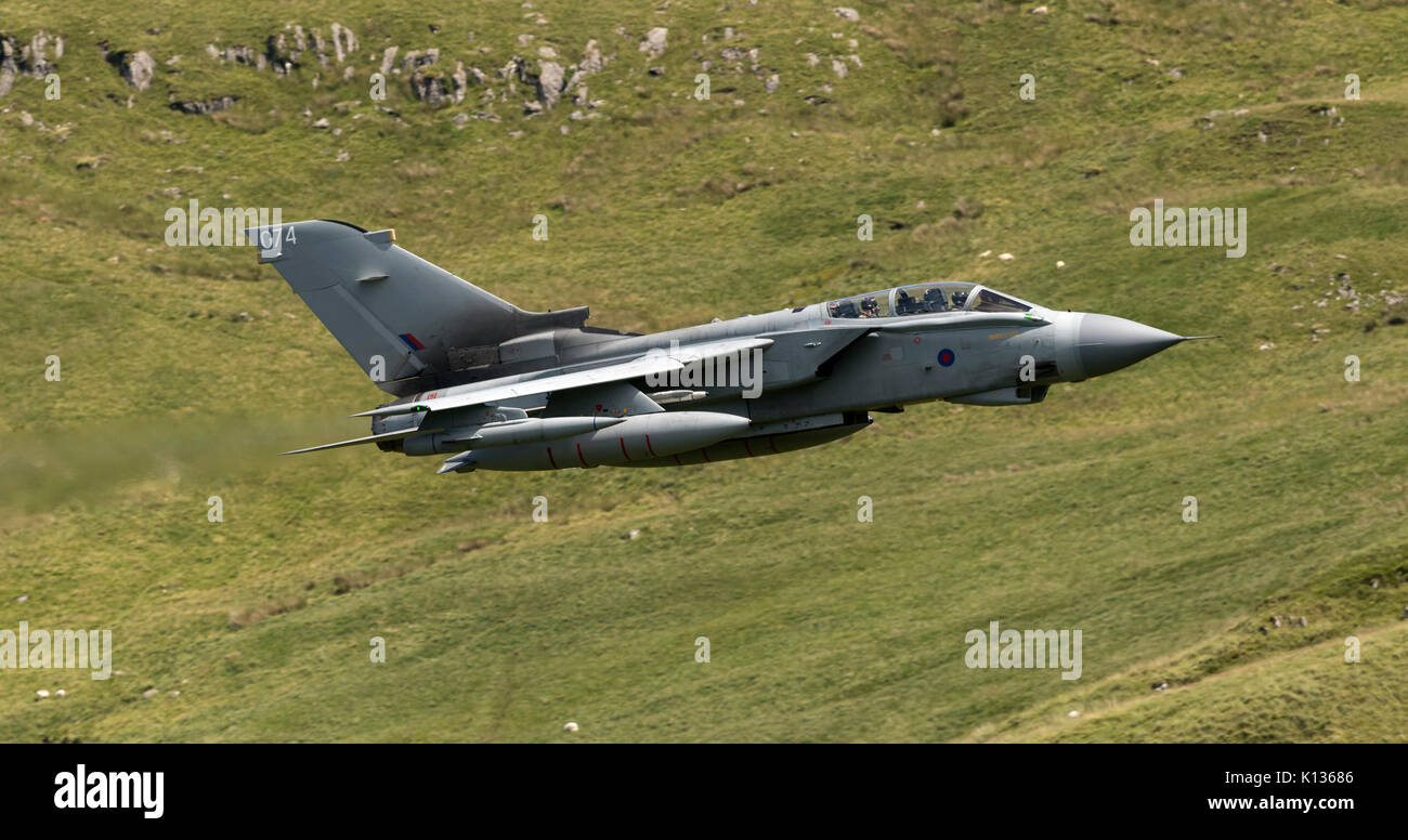 RAF Tornado Gr4 sur une sortie de vol à basse altitude dans la boucle de Mach7 LFA Banque D'Images