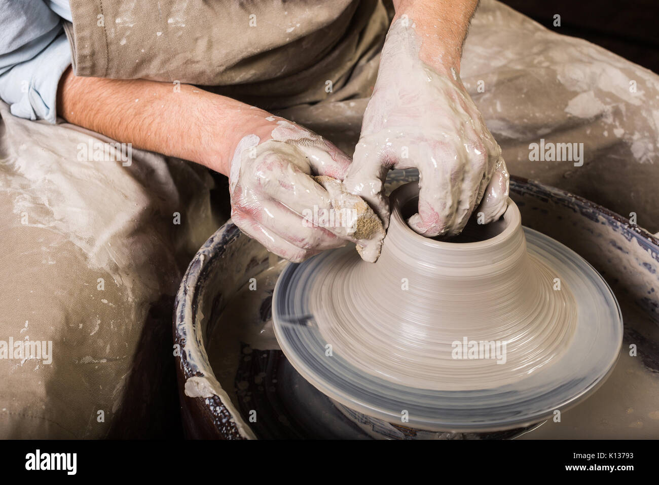 Potier Photo Atelier de poterie, céramique, concept art : gros plan sur le travail ...
