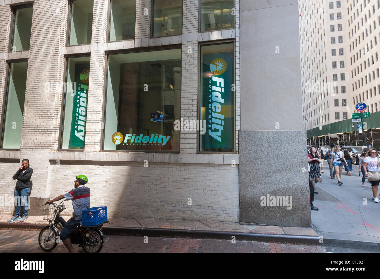 Une succursale de Fidelity Investments dans le Lower Manhattan à New York, le jeudi 17 août 2017. Fidelity Investments est signalé à avoir réduit ses participations dans le Inc. par plus de la moitié entre la période d'avril à juin 2017 la part comme instantané ont grimpé vers le bas. (© Richard B. Levine) Banque D'Images