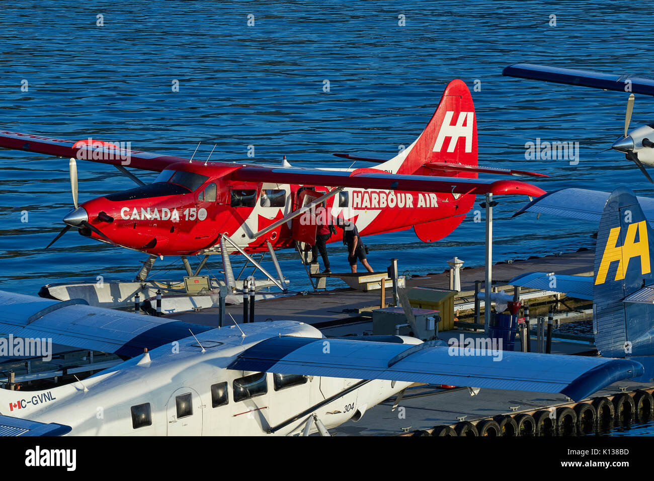Les derniers passagers à bord D'UN avion-hydravion Harbour Air Turbo Otter Floatplane dans le Livery Canada 150 au Vancouver Harbour Flight Centre, C.-B., Canada. Banque D'Images