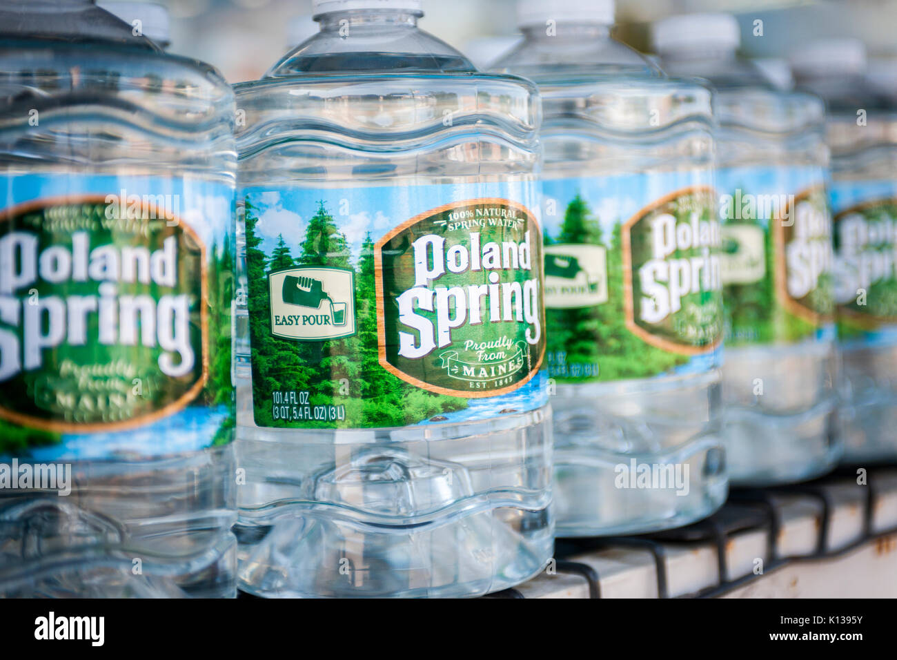 Bouteilles d'eau de marque Printemps Pologne dans un supermarché de New York le dimanche 20 août, 2017. (© Richard B. Levine) Banque D'Images