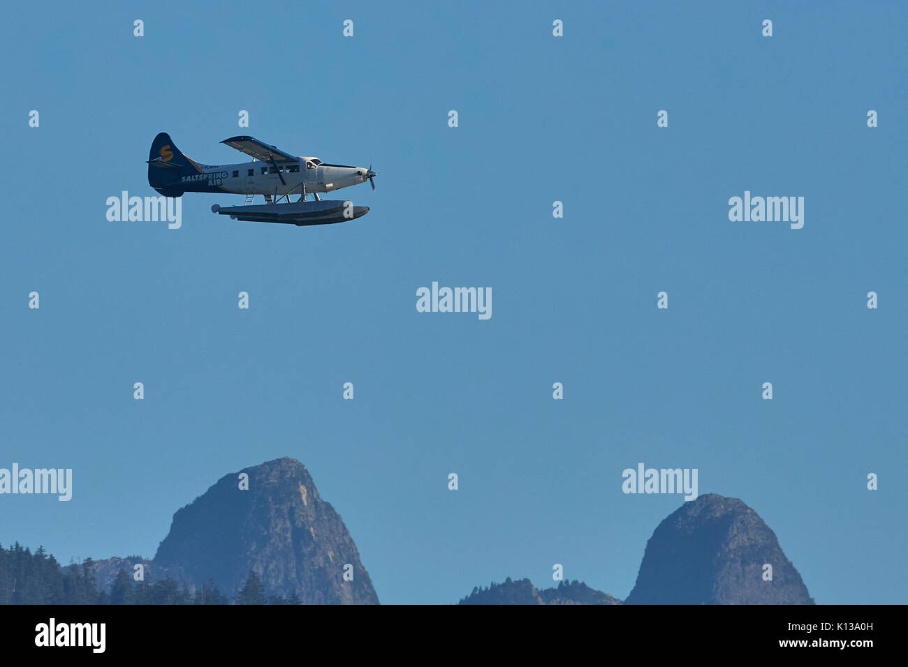 Saltspring air turbo Otter de Havilland Canada Survol des sommets de montagnes en Colombie-Britannique, Canada. Banque D'Images