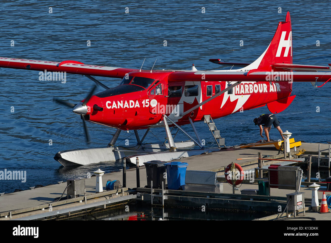 Harbour Air Seaplanes hydravion turbo Otter dans le canada 150 couleurs, se préparant à quitter le port de Vancouver Flight Centre, BC, Canada. Banque D'Images