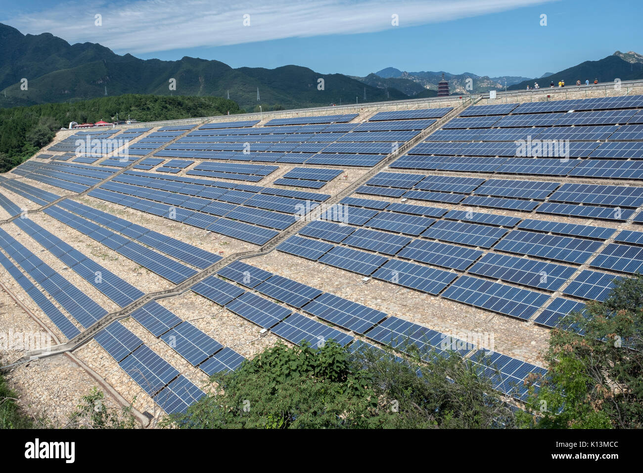 Des panneaux solaires photovoltaïques sur le barrage de Yanqi Lake à Huairou, Beijing, Chine. 24-Aug-2017 Banque D'Images