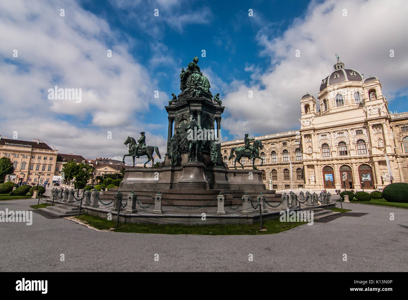 Maria-Therezia Square (Maria-Theresien-Platz) avec le Musée d'histoire naturelle sur la droite, Vienne Banque D'Images