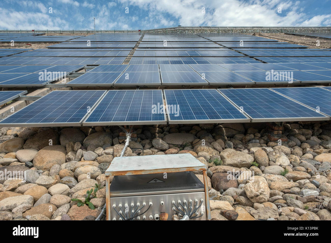 Panneaux solaires photovoltaïques avec mélangeur de PV smart box sur le barrage de Yanqi Lake à Huairou, Beijing, Chine. 24-Aug-2017 Banque D'Images