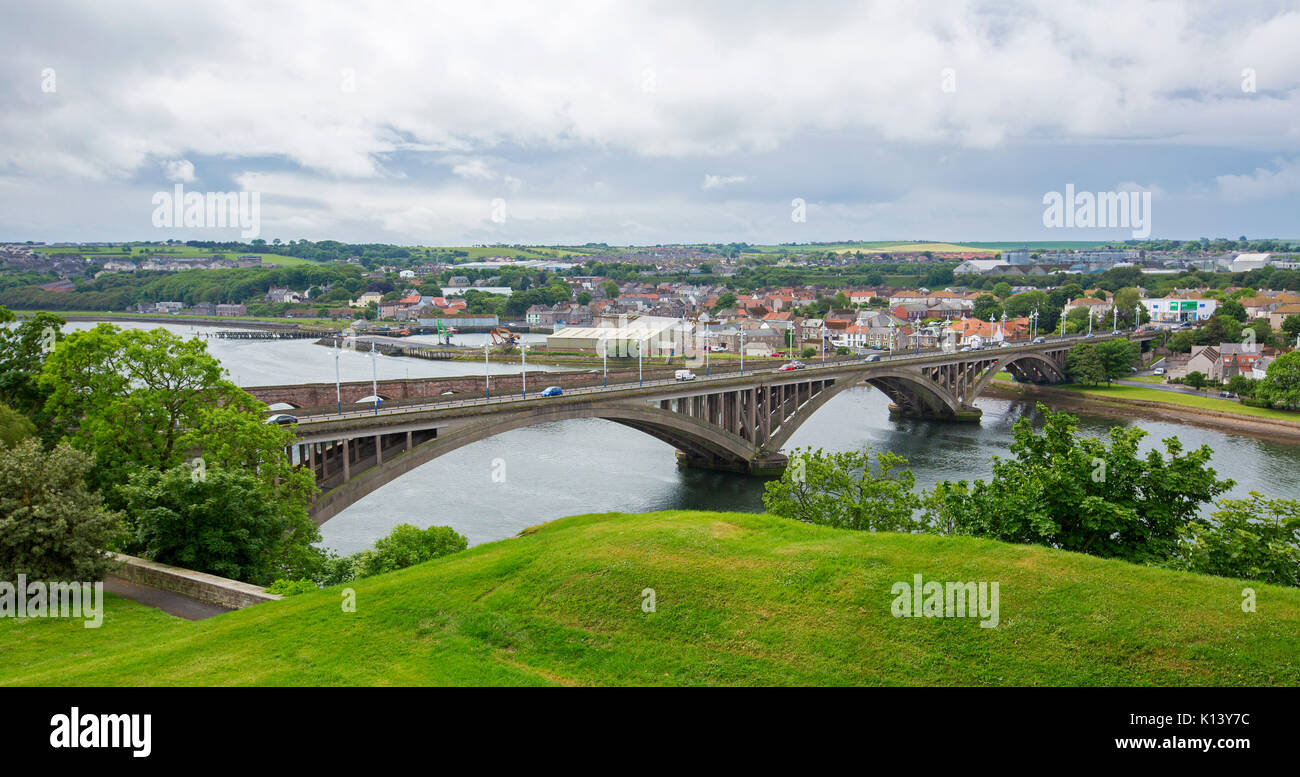 Vue panoramique de Royal Tweed bridge, un béton arquée pont routier sur la rivière Tweed à Berwick-upon-Tweed, Angleterre Banque D'Images
