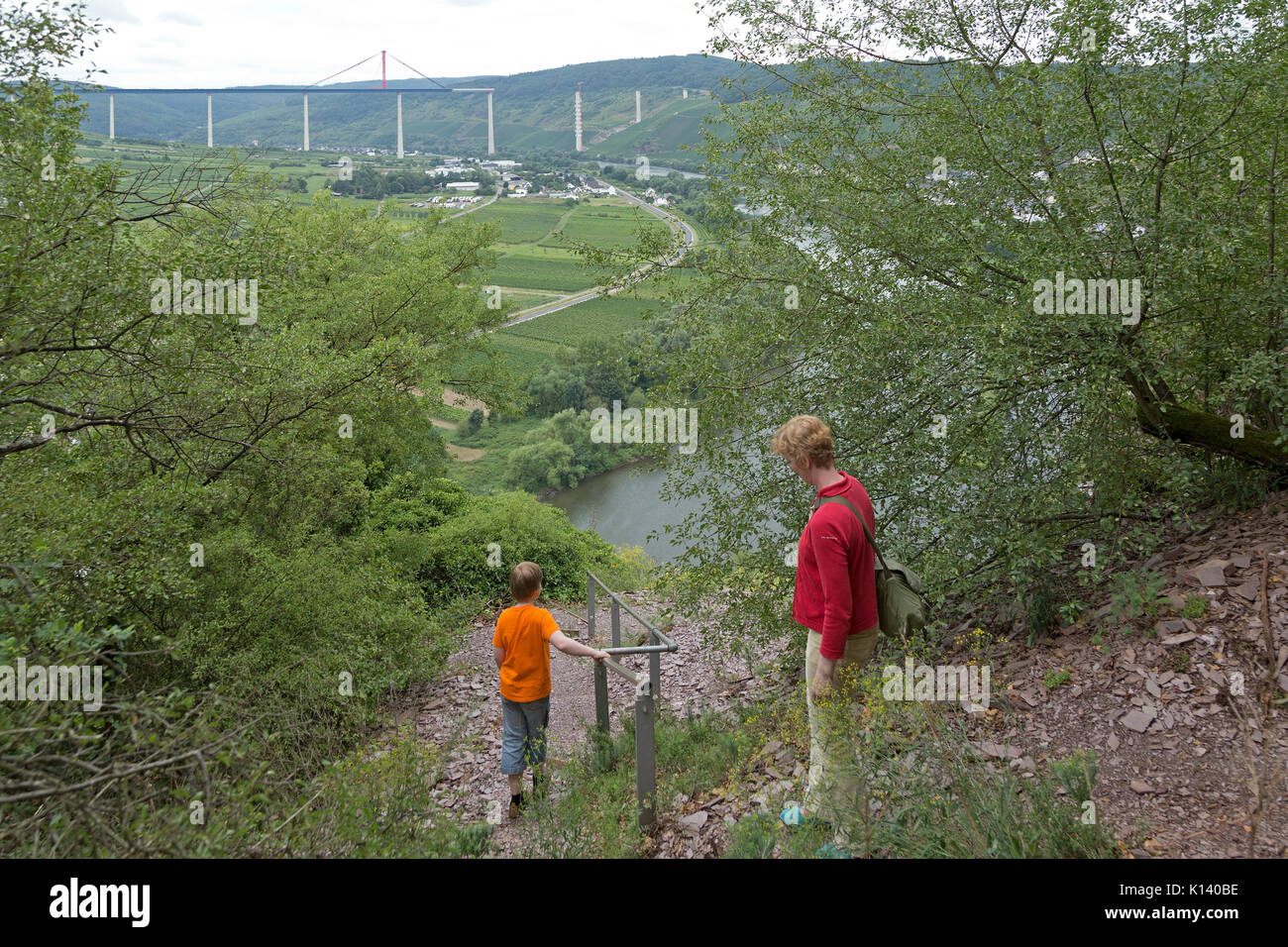 Mère et fils sur la route de corde fixe, Uerzig, Moselle, Rhénanie-Palatinat, Allemagne Banque D'Images