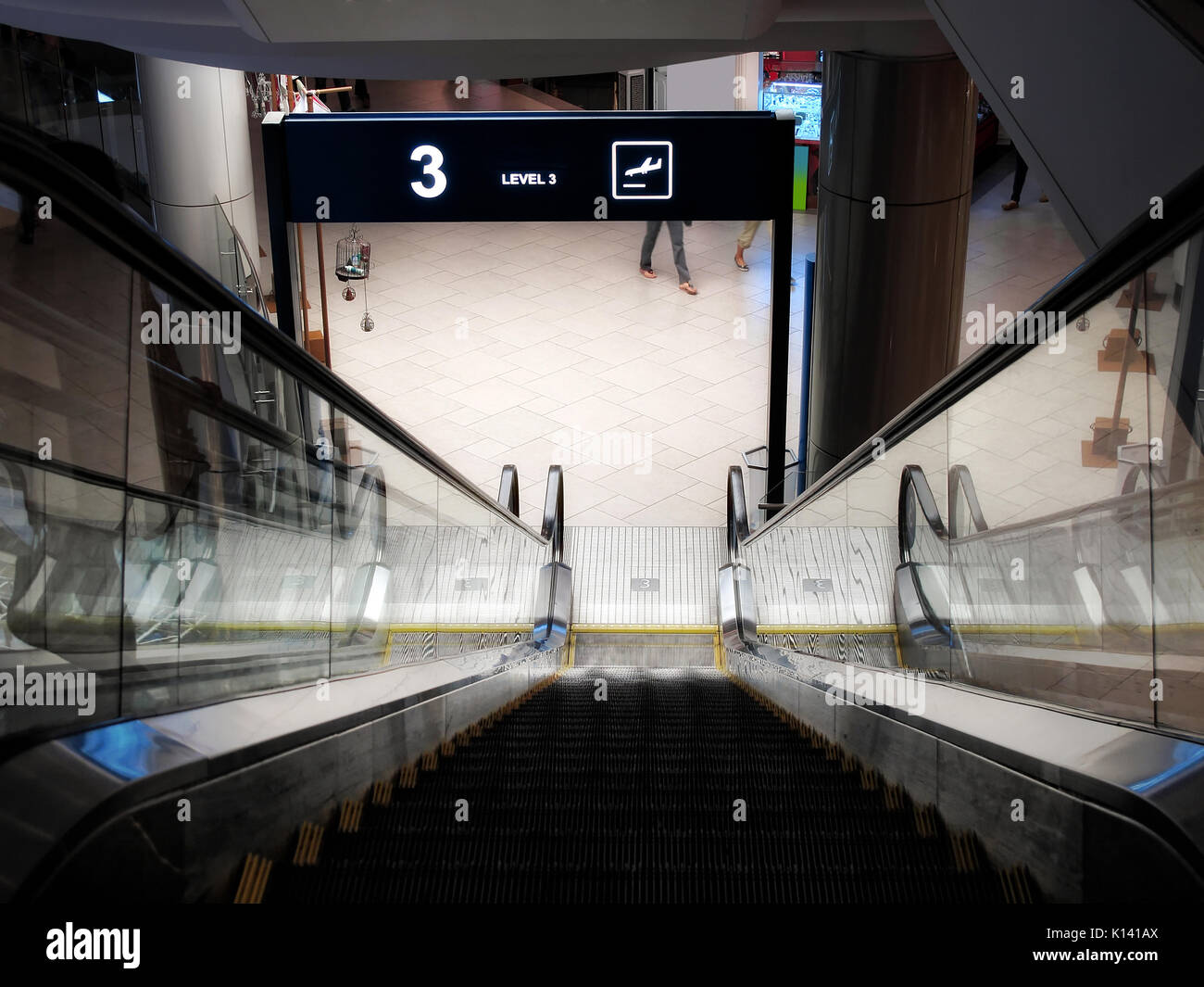 Gros plan de l'aéroport dans l'escalator Banque D'Images