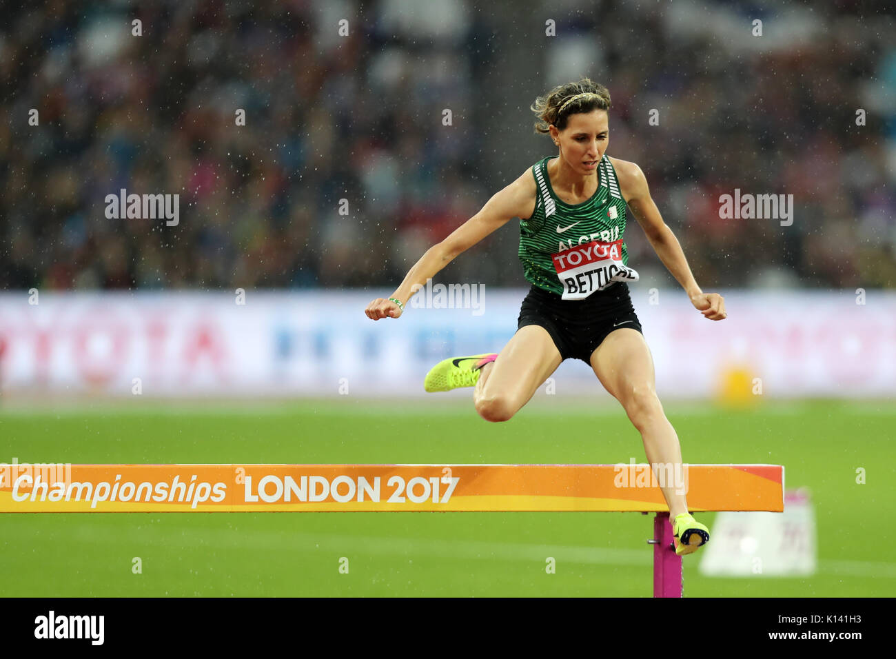 Amina BETTICHE (Algérie) qui se font concurrence sur le 3000m steeple Femmes 2 à la chaleur, aux Championnats du monde IAAF 2017, Queen Elizabeth Olympic Park, Stratford, London, UK. Banque D'Images