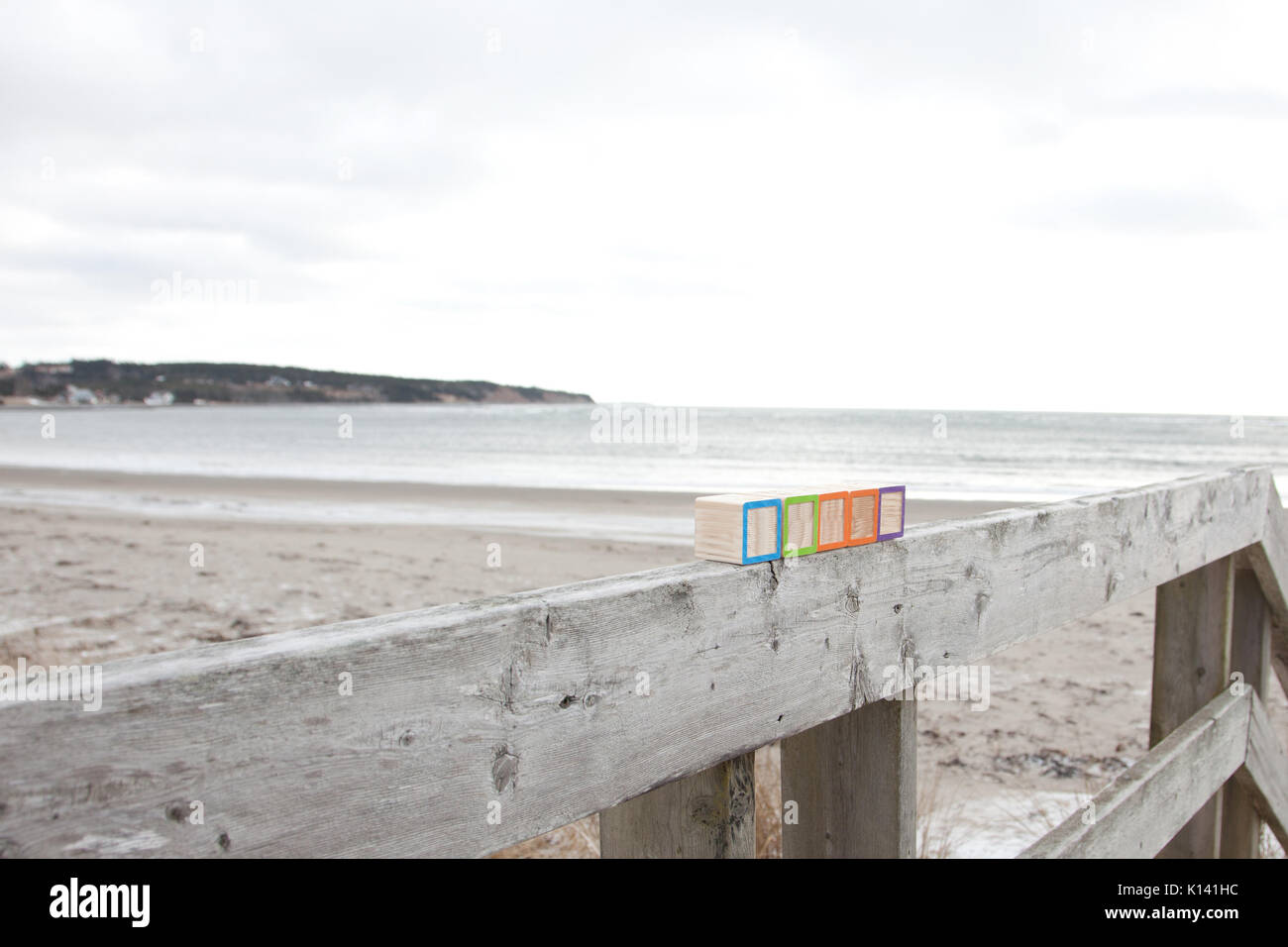 Blocs de bois par boardwalk on beach Banque D'Images