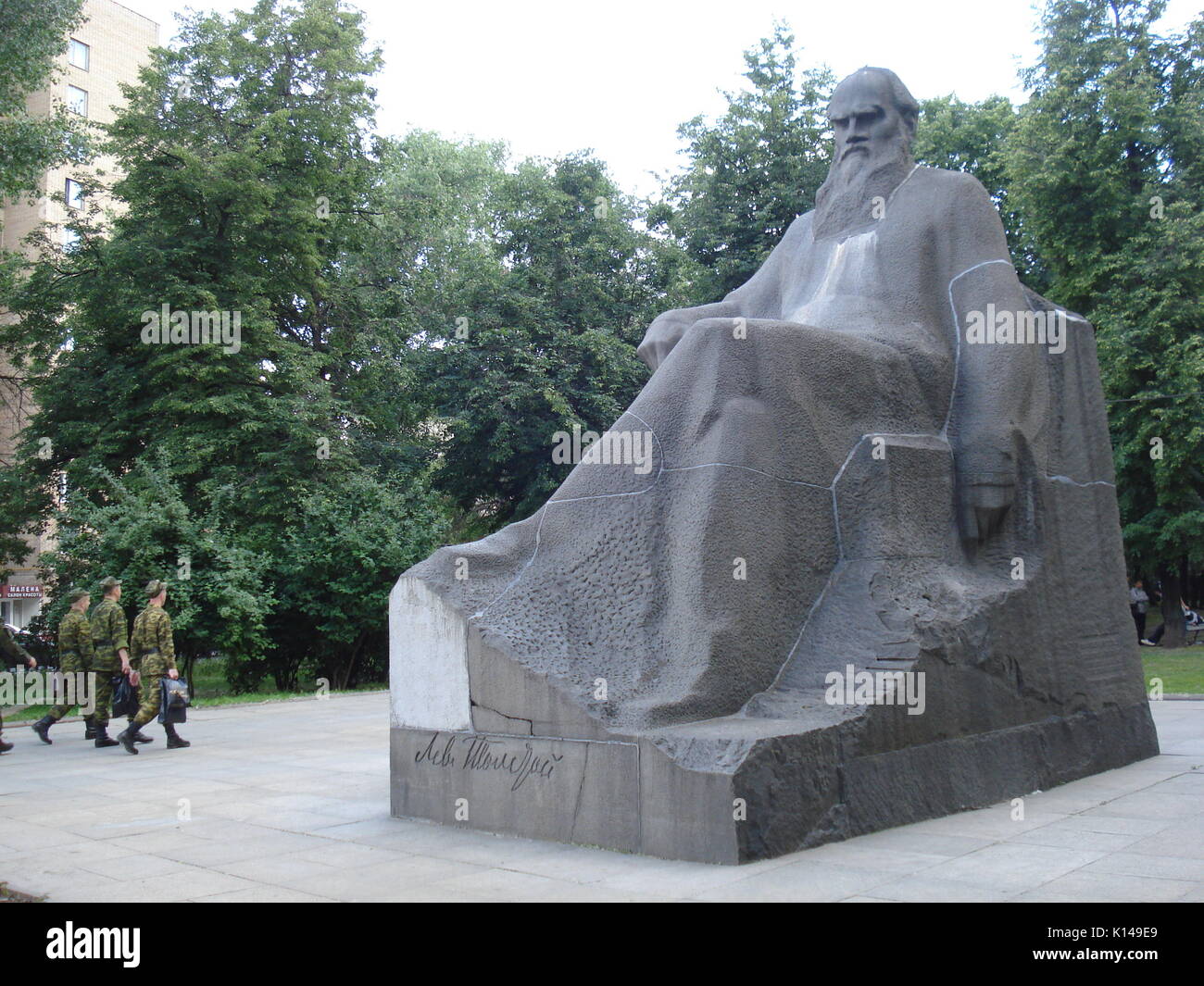 Soldats en passant par monument géant de Léon Tolstoï, célèbre écrivain russe à Moscou Banque D'Images