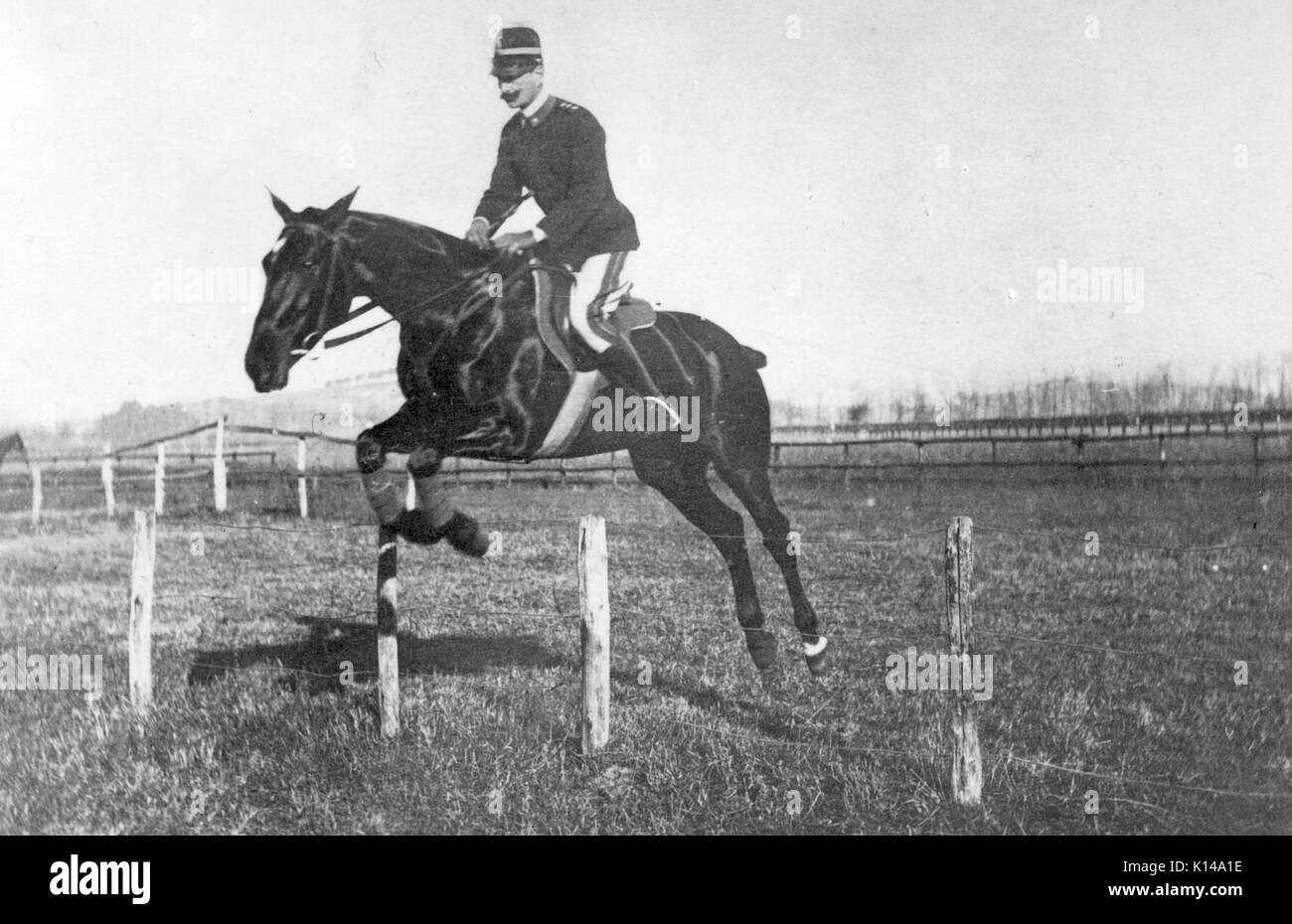 Le capitaine Federico Caprilli, Italie, sauter une barrière de barbelé près de Tor de Quinto vers 1905 Banque D'Images