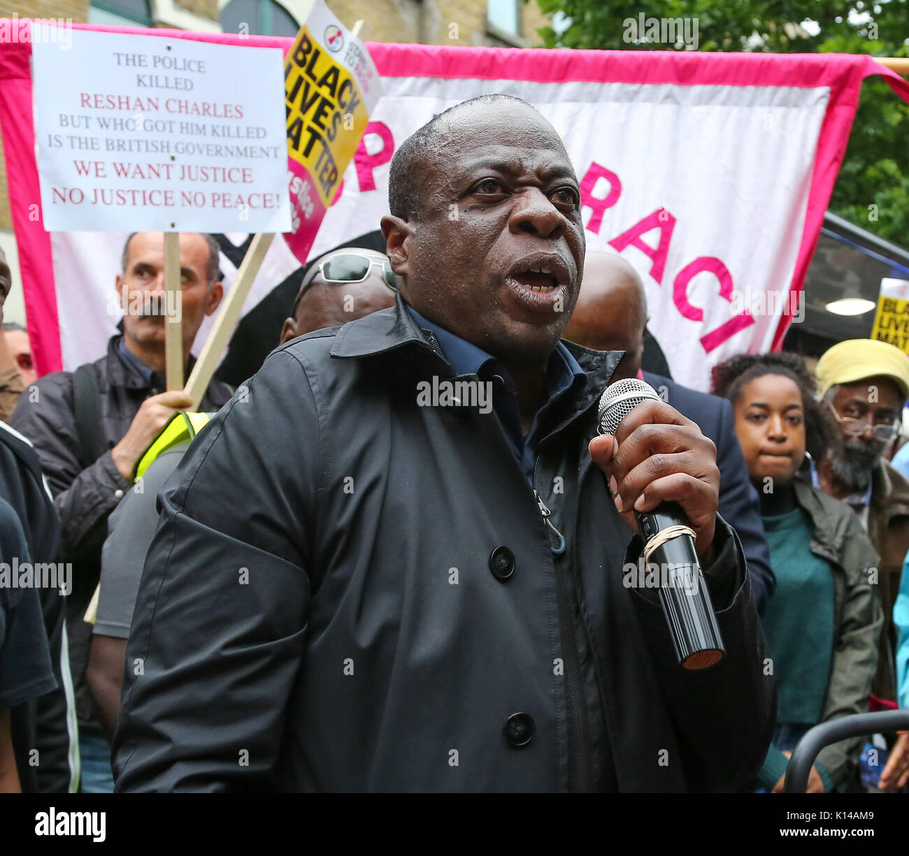 Organiser une manifestation silencieuse devant les militants Stoke Newington Station de Police à Hackney, East London, qui demande "justice" pour Rashan Charles qui est mort après avoir été poursuivi par des agents de police dans les premières heures du 22 juillet mettant en vedette : Atmosphère Où : London, Royaume-Uni Quand : 24 Oct 2017 : Crédit/WENN.com Dinendra Haria Banque D'Images