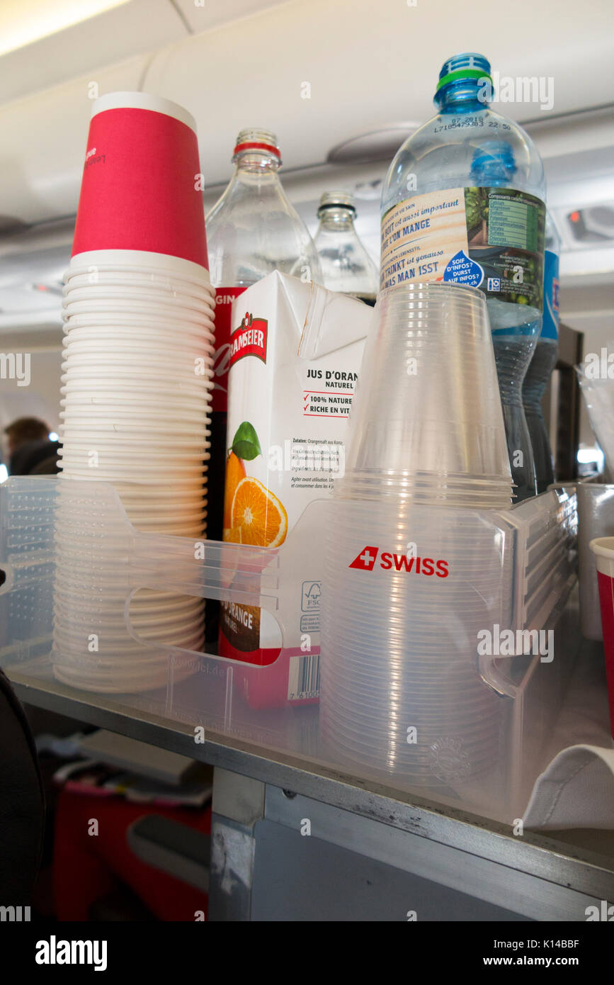 Un avion léger snack / collations et boissons alimentaires panier chariot sur un Swiss air vol avion Airbus A320 entre Londres et Genève en Suisse. (89) Banque D'Images