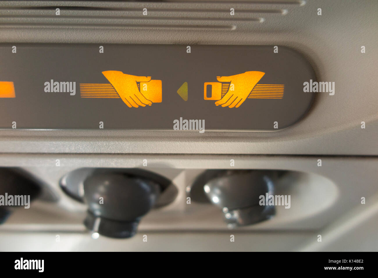 Attacher la ceinture de sécurité passager sign & cool des buses d'air / baie de buse d'aération / Ventilation / console. Airbus A320 / avion / avion / avion. Banque D'Images