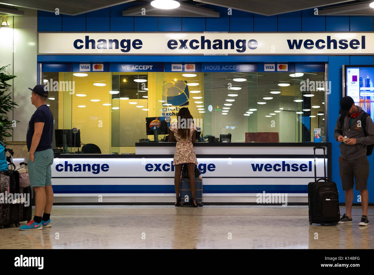 Global Exchange Services de change Bureau de change (et client), dans la  zone de récupération des bagages des arrivées de l'aéroport de Genève. La  Suisse Photo Stock - Alamy