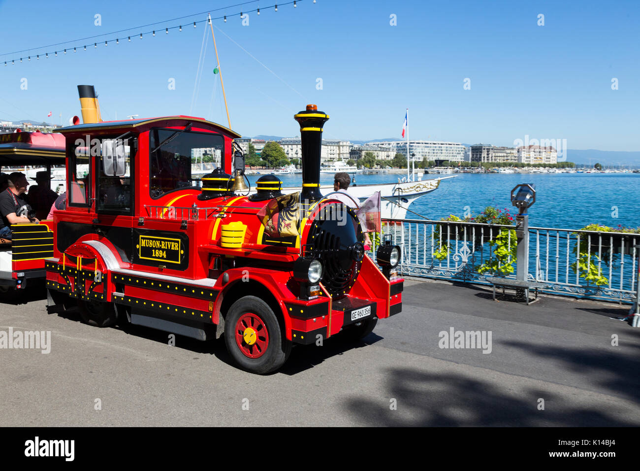 Point d'arrêt au Jardin Anglais / quai d'un petit train ride pour les familles et les enfants au bord du lac de Genève. Jour d'été ensoleillé / ciel bleu Banque D'Images