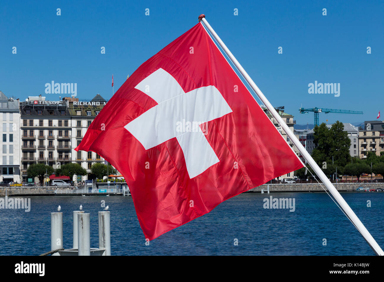Le drapeau suisse, drapeau de la Suisse, en survolant le Lac Léman / Lac Léman. Genève / Geneva, Suisse. Banque D'Images