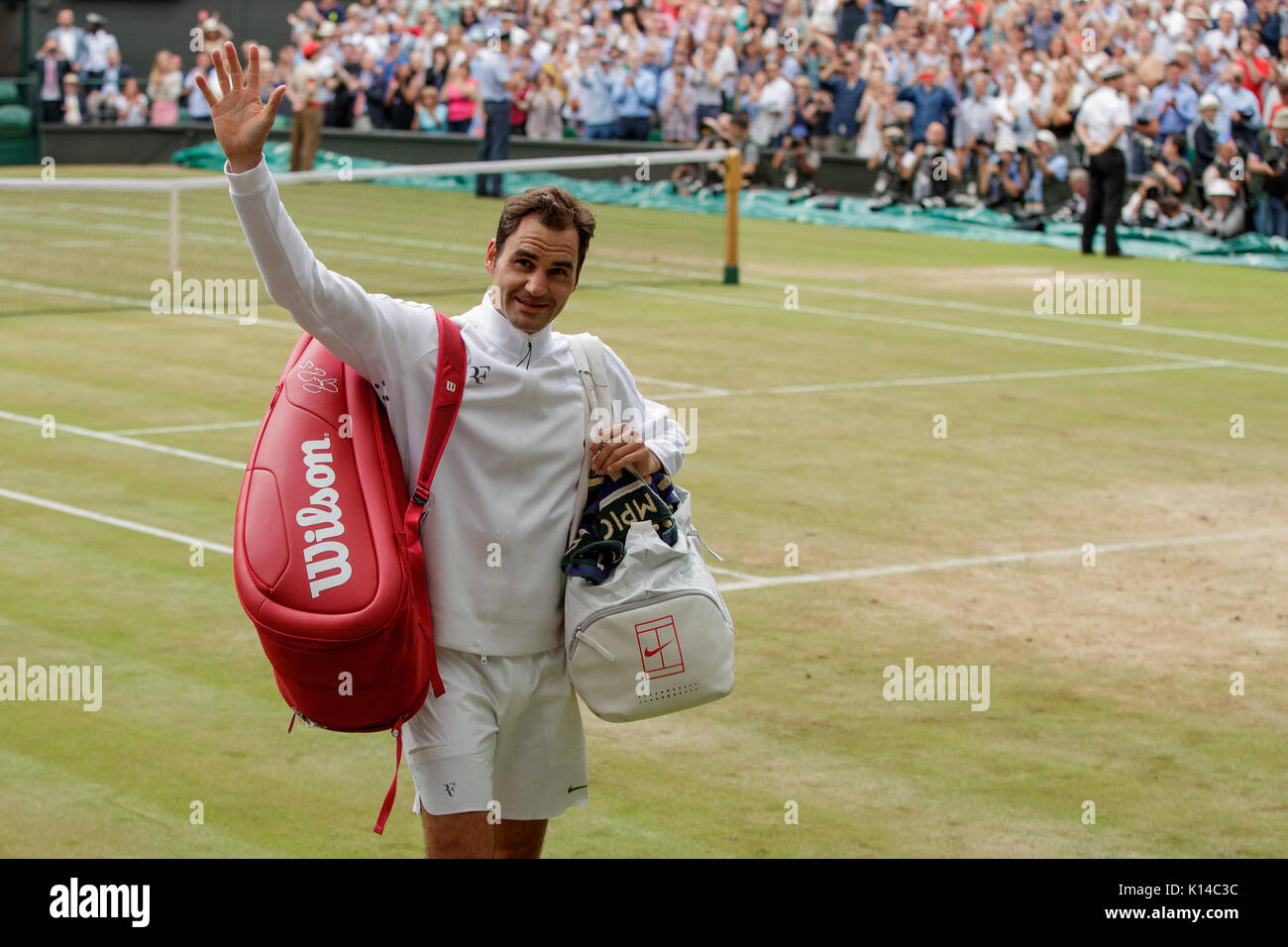 Les vagues de la suisse Roger Federer aux fans au Gentlemen's singles - tournoi de Wimbledon 2017 Banque D'Images